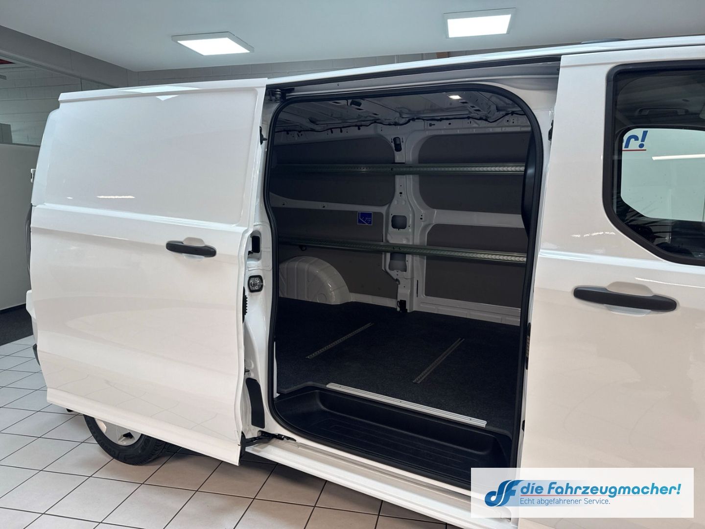 Fahrzeugabbildung Ford Transit Custom Kasten 320 L2 Trend FWD Navi LED