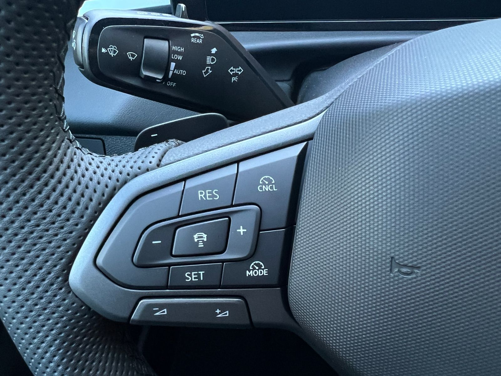 Fahrzeugabbildung Volkswagen T-Roc R-Line 1.5 eTSI DSG *BlackStyle,IQ-Light,N