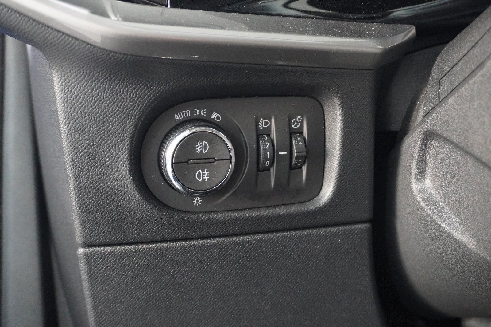 Fahrzeugabbildung Opel Mokka ELEGANCE 1.2T NAVI/LED/KAMERA/SPORT/SH/DAB