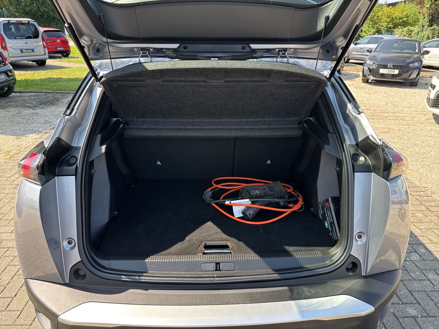 Fahrzeugabbildung Peugeot 2008 Allure Elektro 136 Navi CarPlay  SHZ DAB