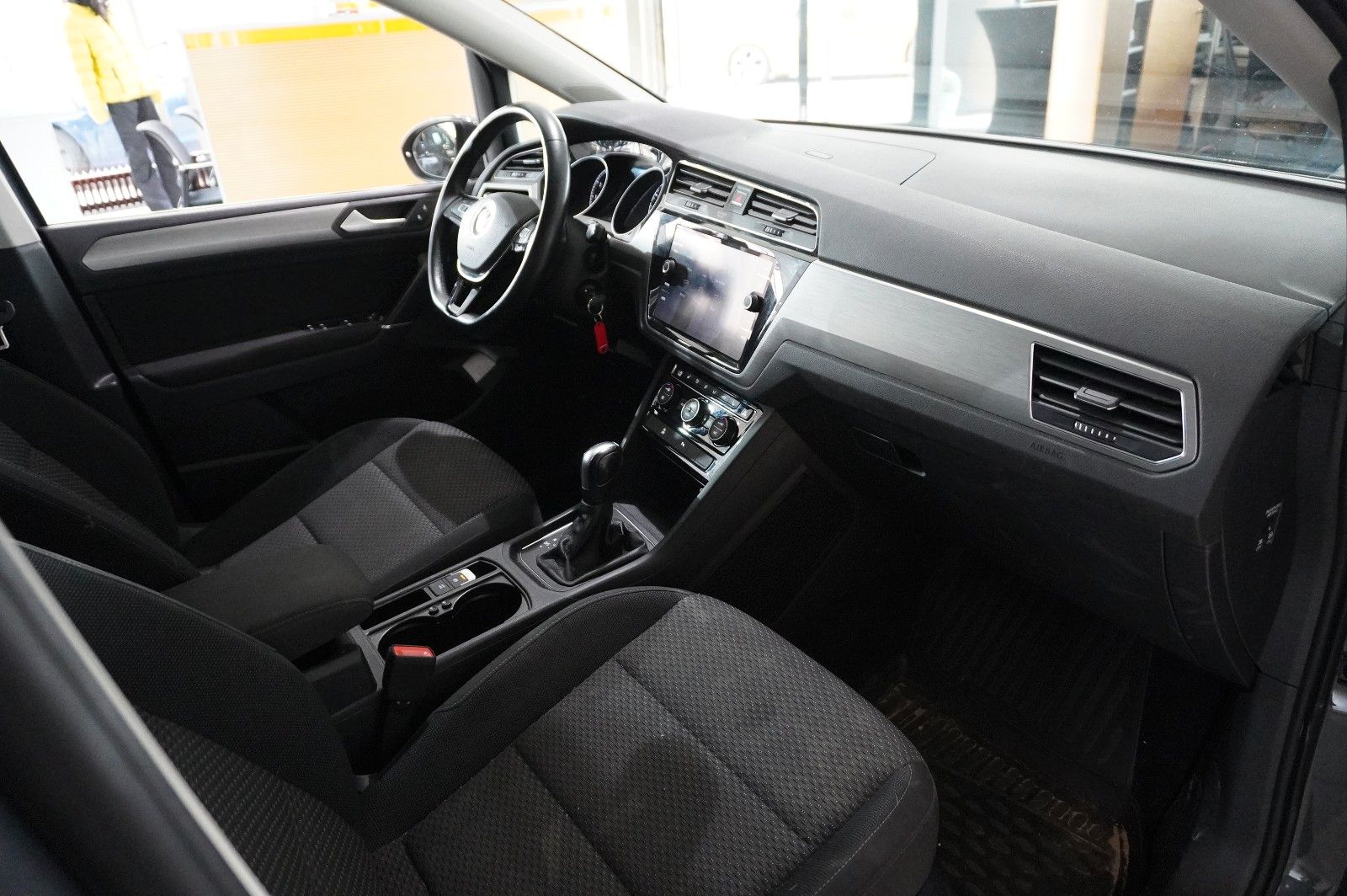 Fahrzeugabbildung Volkswagen Touran 1.5 TSI COMFORTL. DSG 7-SITZE NAVI/SH/DAB