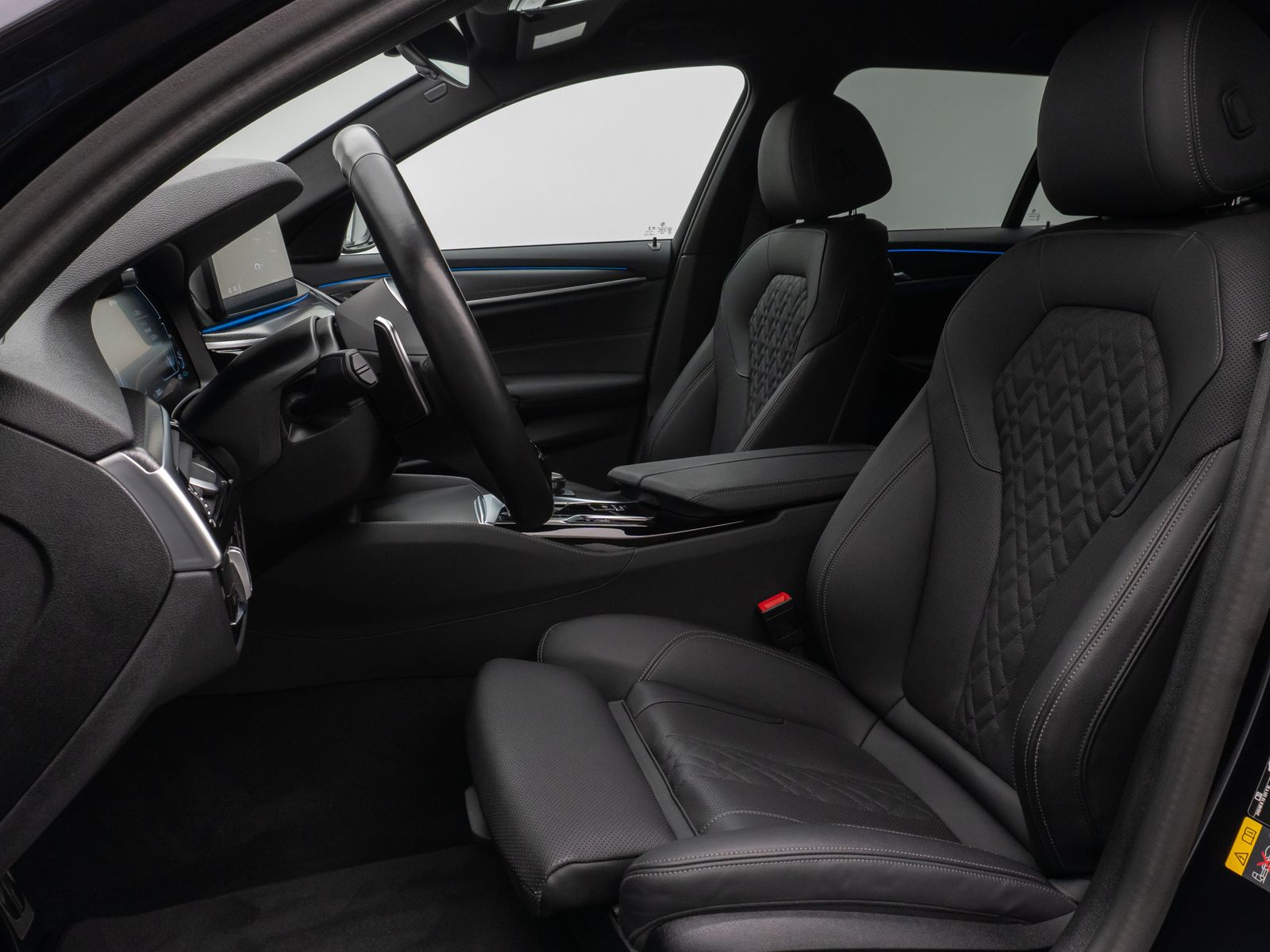 Fahrzeugabbildung BMW 530e xD M Sport Kamera HUD DAB HiFi ACC Komfort