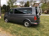 Volkswagen T6 Multivan mit AHK und Fahrradträger - graue Volkswagen T6 Multivan