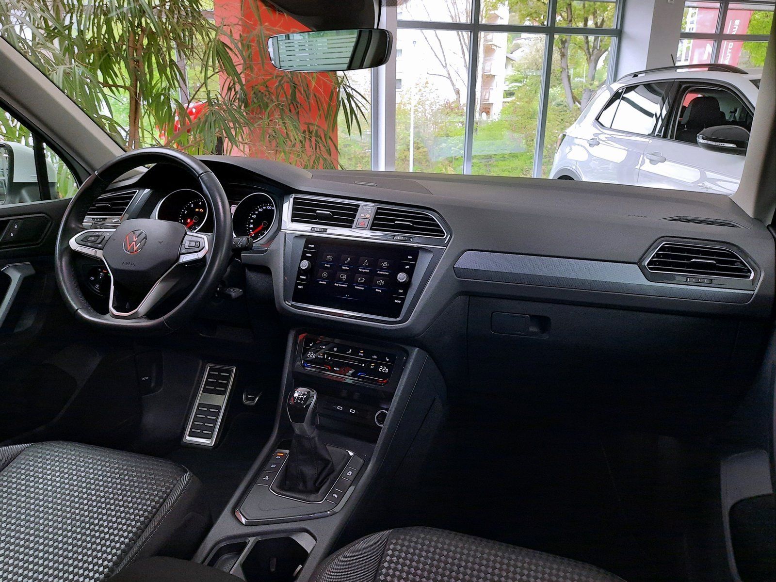 Fahrzeugabbildung Volkswagen Tiguan Active TSI *Navi*Cam*LED*PDC*Sitzhzg*ACC*