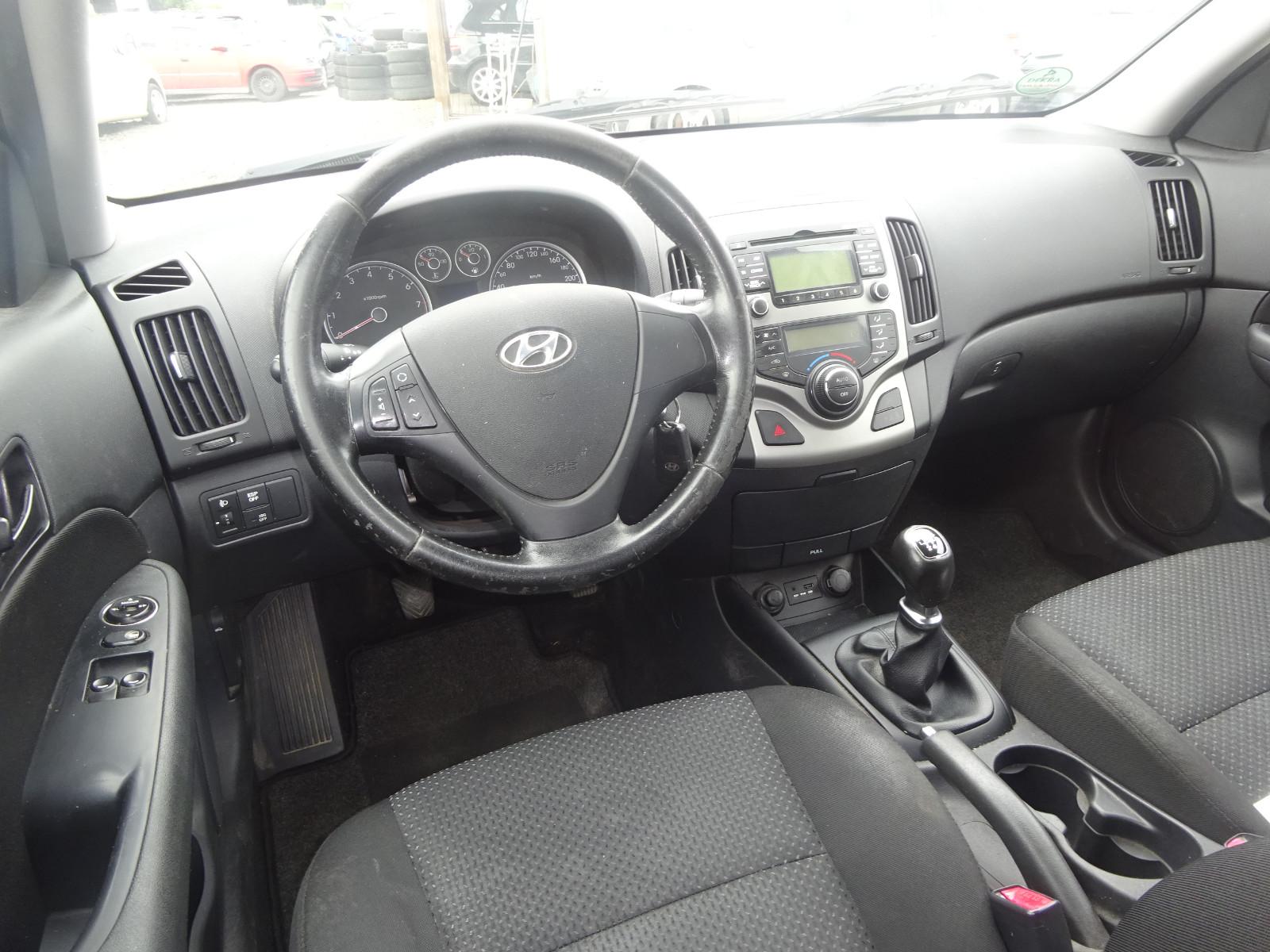 Hyundai i30 2010 — photo 9