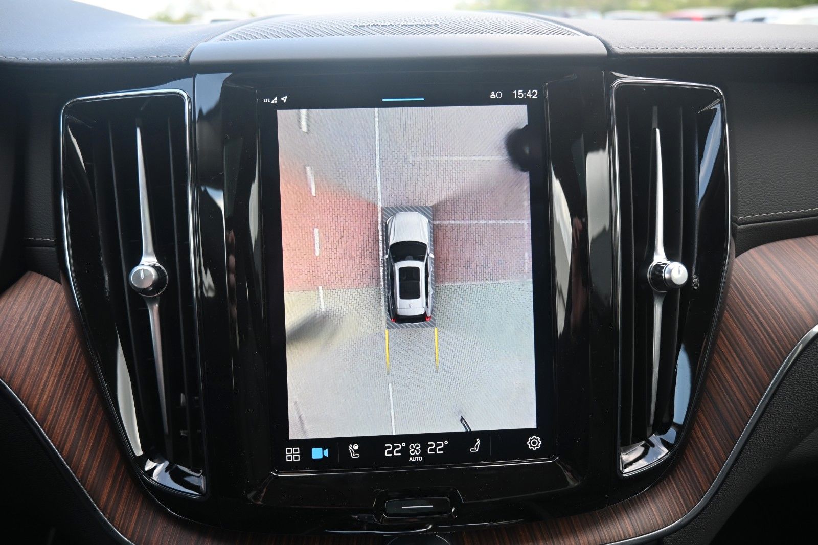 Fahrzeugabbildung Volvo XC60 B4 D AWD Ultimate Dark*STDHZG*360°*LUFT*ACC