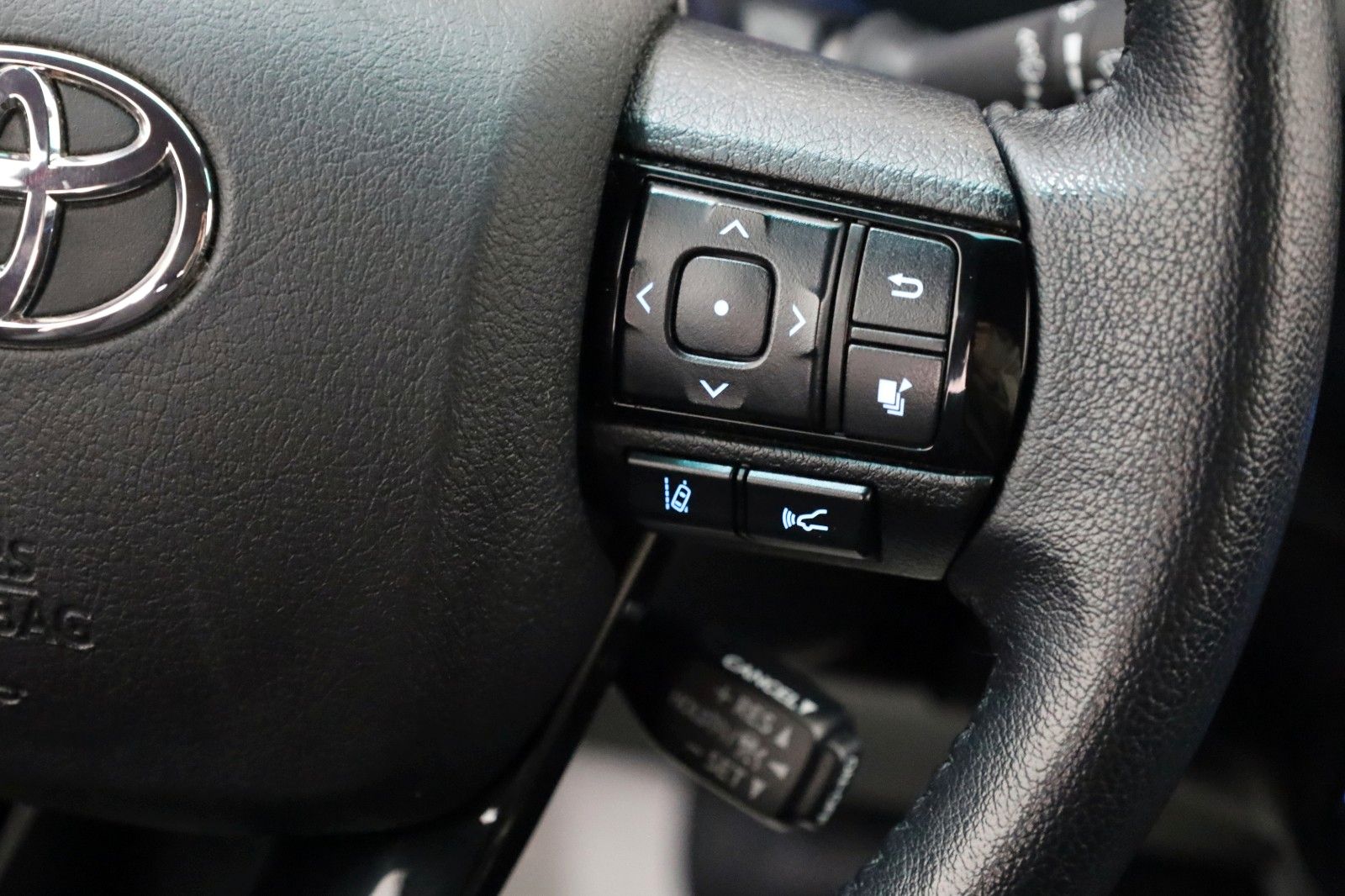 Fahrzeugabbildung Toyota Hilux Invincible,ACC,Rollo el.AHK,Garantie 2028