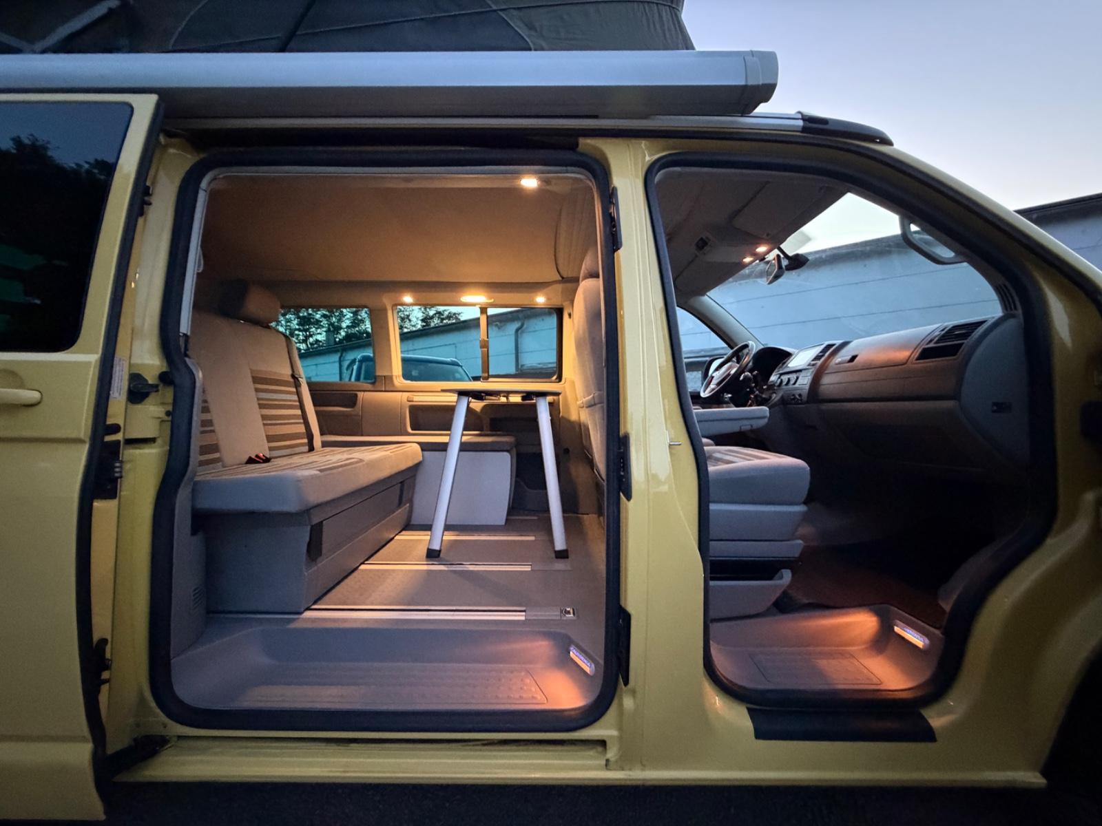 Volkswagen T5 California Beach 2.0 TDI 140 ch BVM / 1ère main / Toit relevable / Mini-cuisine / Chauffage auxiliaire