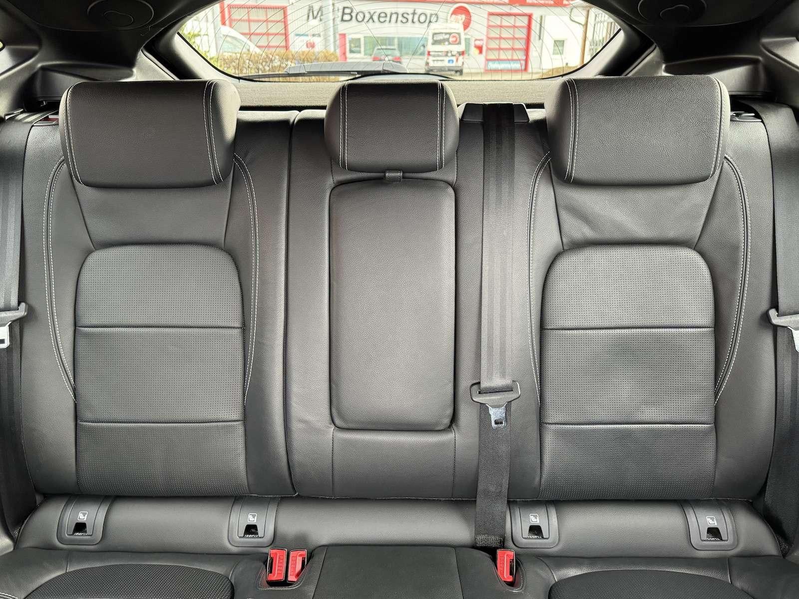 Fahrzeugabbildung Jaguar E-Pace P250 R-Dynamic Black LED/Nav/VZE/Spur/...