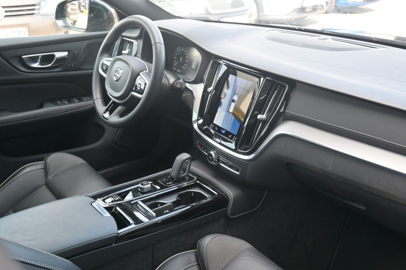 Fahrzeugabbildung Volvo Volvo V60 Recharge T8 AWD R-Design*PANO*360°*H/K