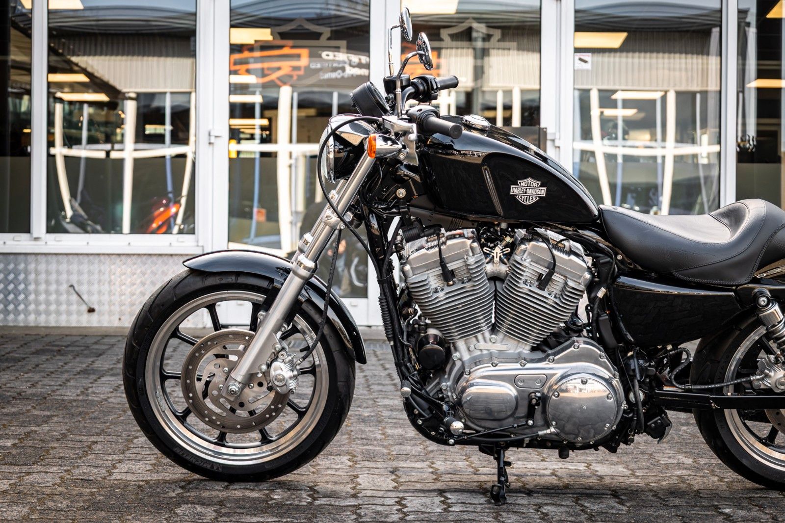 Fahrzeugabbildung Harley-Davidson XL883L SUPERLOW SPORTSTER - VIVID BLACK