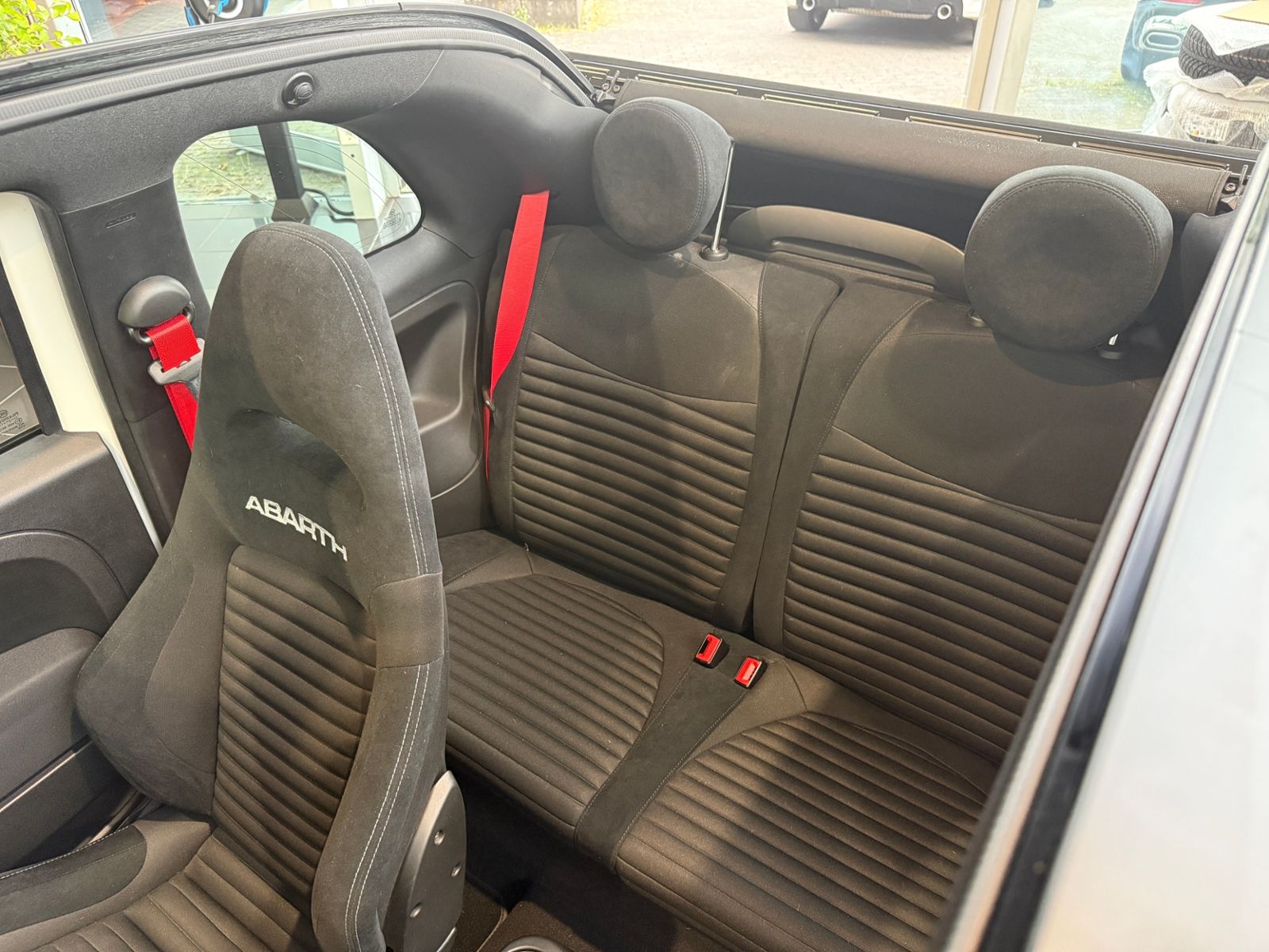 Fahrzeugabbildung Abarth 695C SABELT BREMBO RED-Paket CarPlay