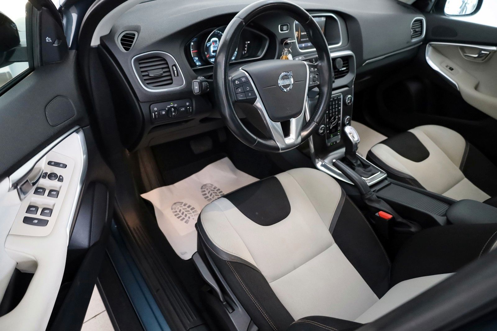 Fahrzeugabbildung Volvo V40 CrossCountry Kinetic AWD Navi,Panorama,Bliss