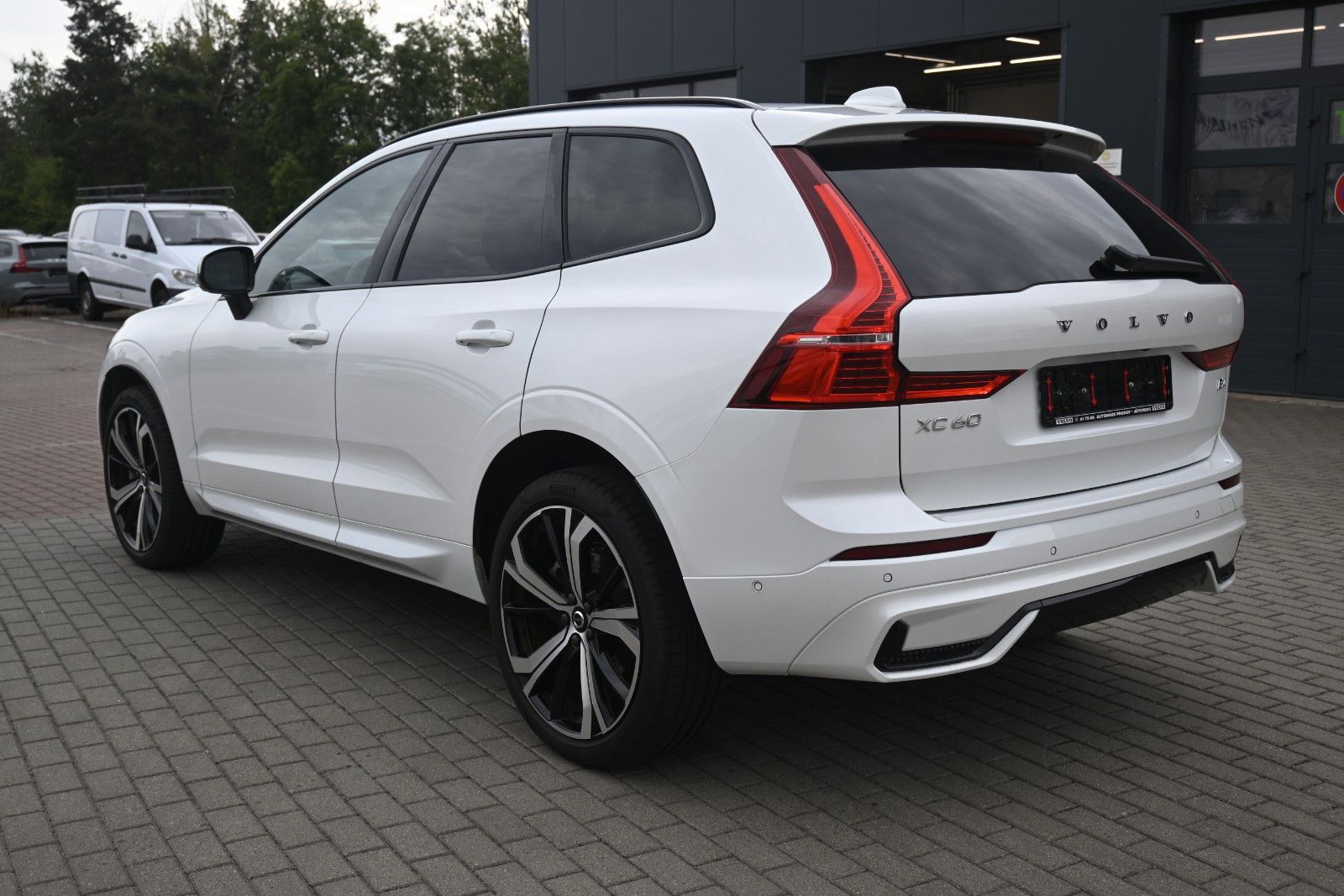 Fahrzeugabbildung Volvo XC60 B4 Benzin FWD Plus Dark*STHZG*360°*ACC*AHK