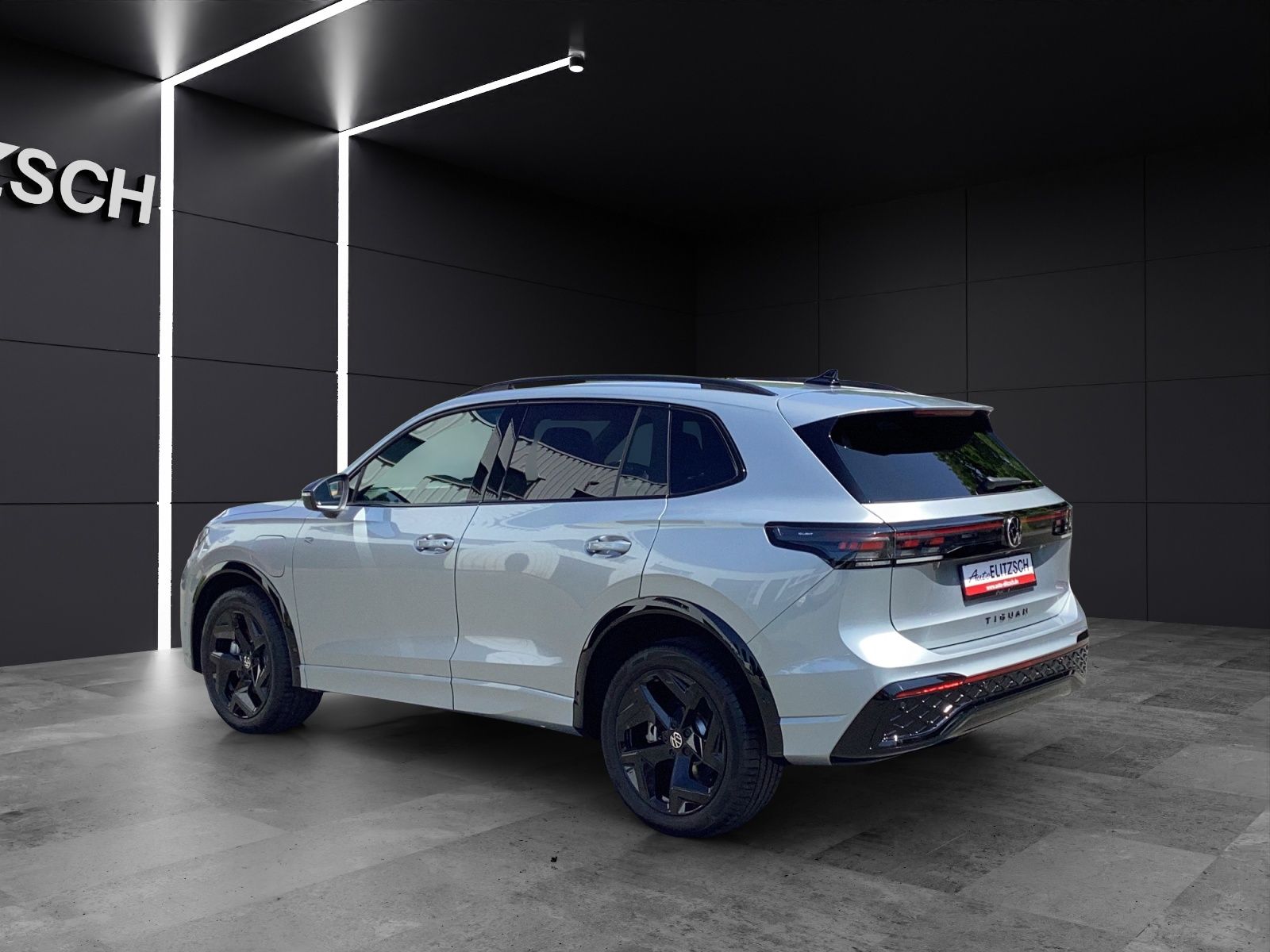 Fahrzeugabbildung Volkswagen Tiguan 1.5 TSI eHybrid 200 kW R-Line AHZV  IQ.LI