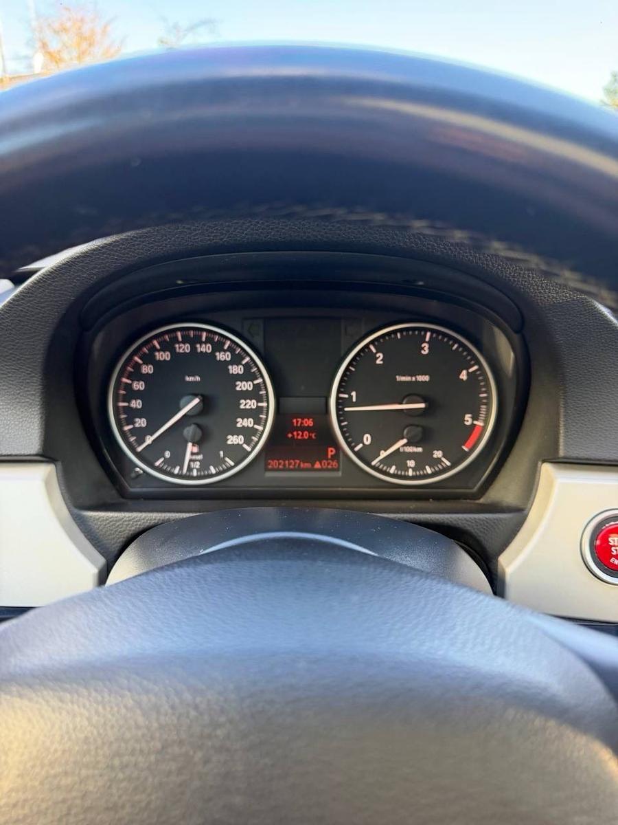 BMW 318 2010 — photo 11