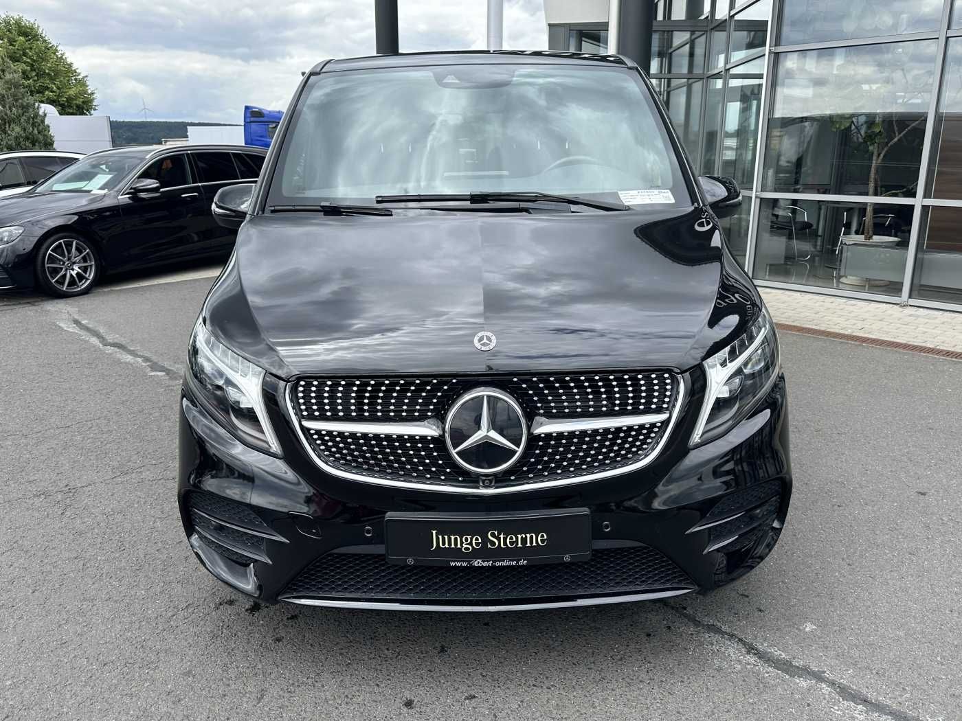 Fahrzeugabbildung Mercedes-Benz V 300 d 4MATIC EXCLUSIVE AMG Panorama DISTRONIC