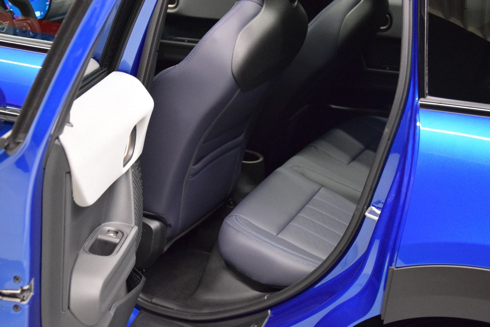 Fahrzeugabbildung MINI Cooper C Favoured Trim 5-Türen Paket-L Pano h/k