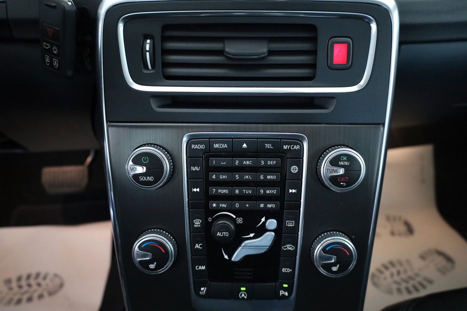 Fahrzeugabbildung Volvo V60 Kombi Momentum T.Leder,Navi,Xenon,Kamera,AHK