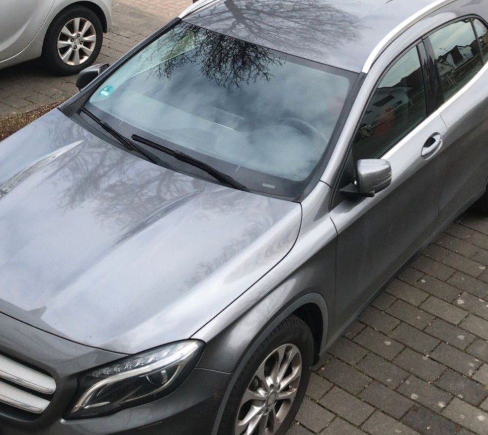 MERCEDES-BENZ GLA 180 -