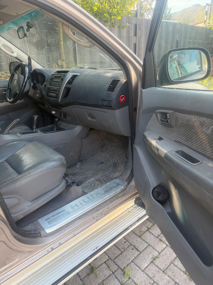 Toyota Hilux 2011 — photo 9