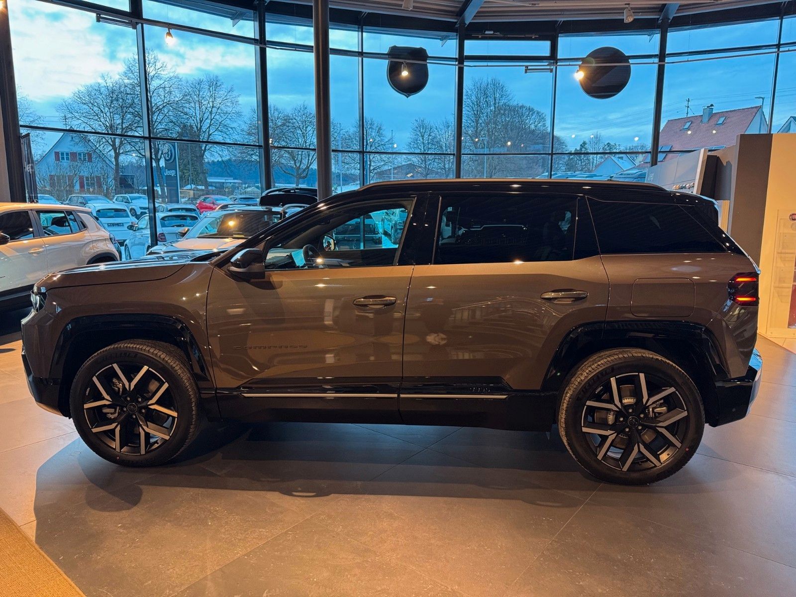 Fahrzeugabbildung Jeep Compass Elektro 74 kWh First Edition Pano 360°