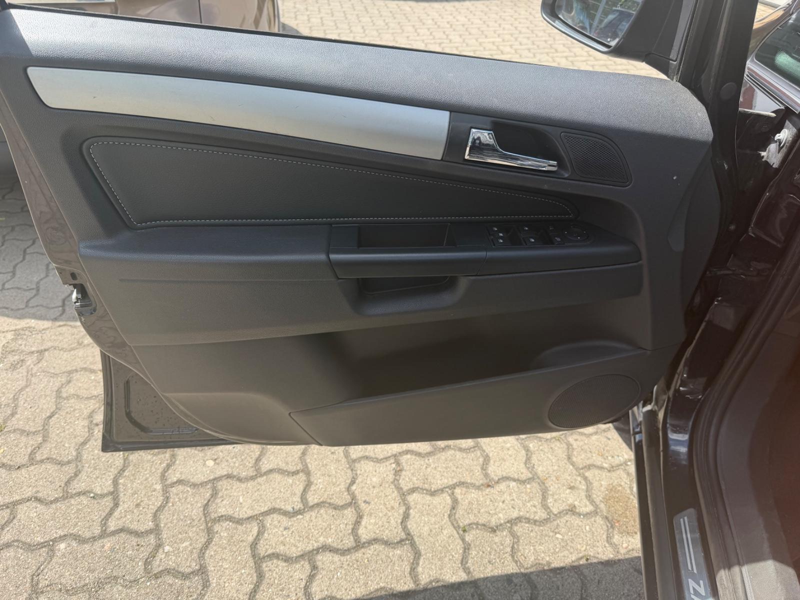 Opel Zafira 2011 — photo 12