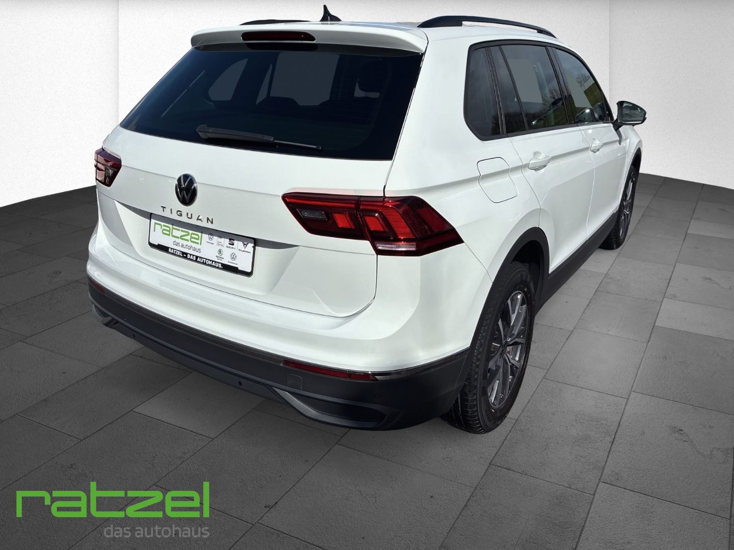 Fahrzeugabbildung Volkswagen Tiguan Life 2.0 TDI DSG AHK-klappbar Navi LED AC