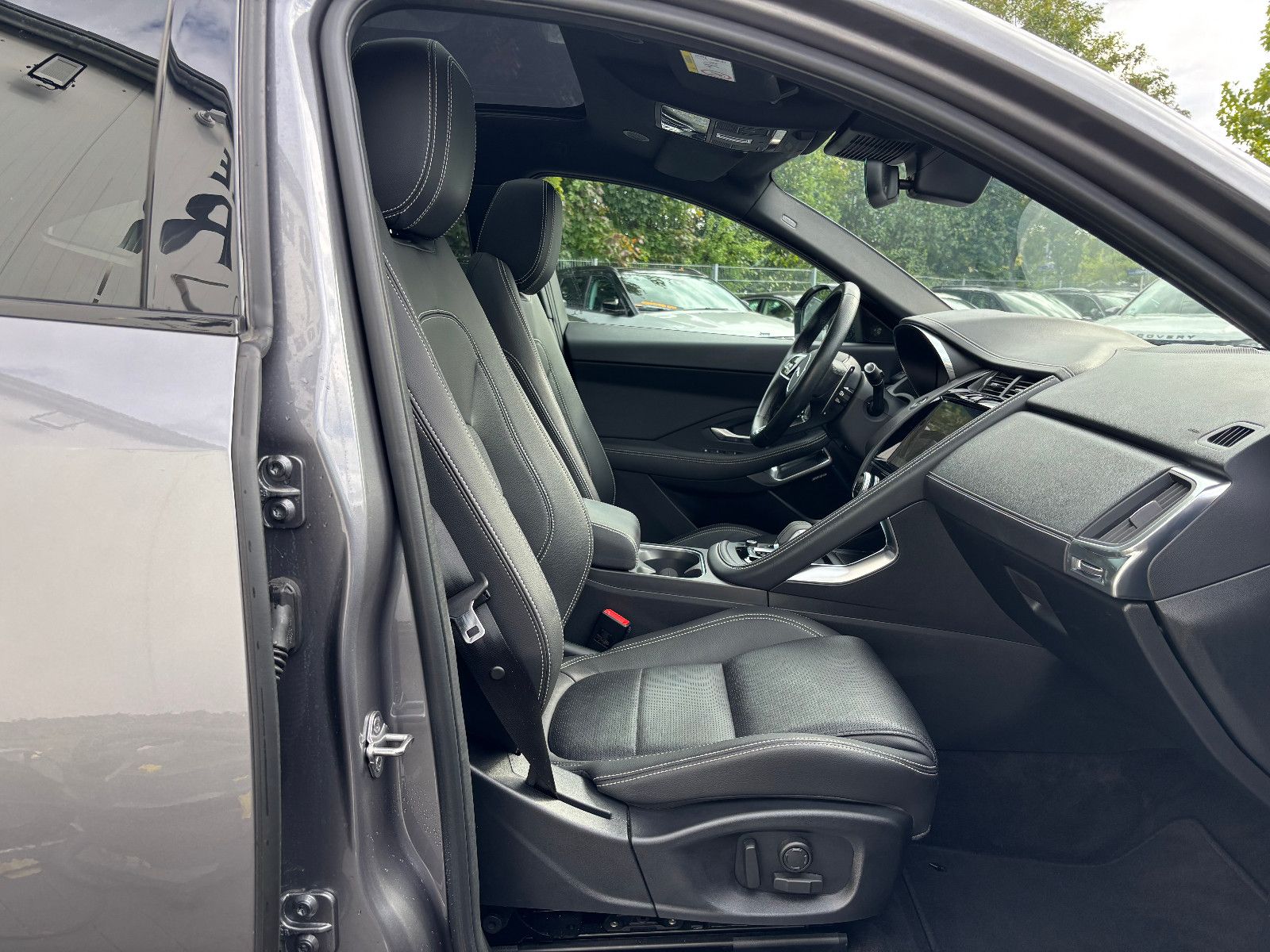 Fahrzeugabbildung Jaguar E-PACE R-Dynamic/AWD/PANORAMA/KAMERA/MERIDIAN