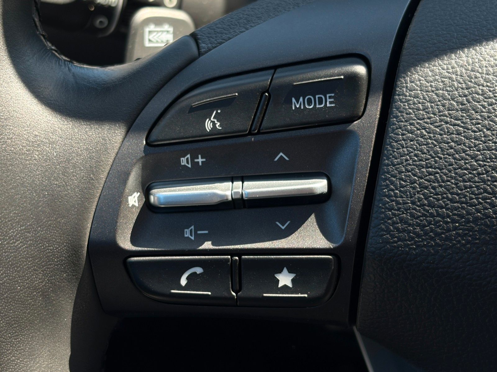 Fahrzeugabbildung Hyundai KONA E Select SHZ LHZ ACC PDC LKA Navi CarPlay