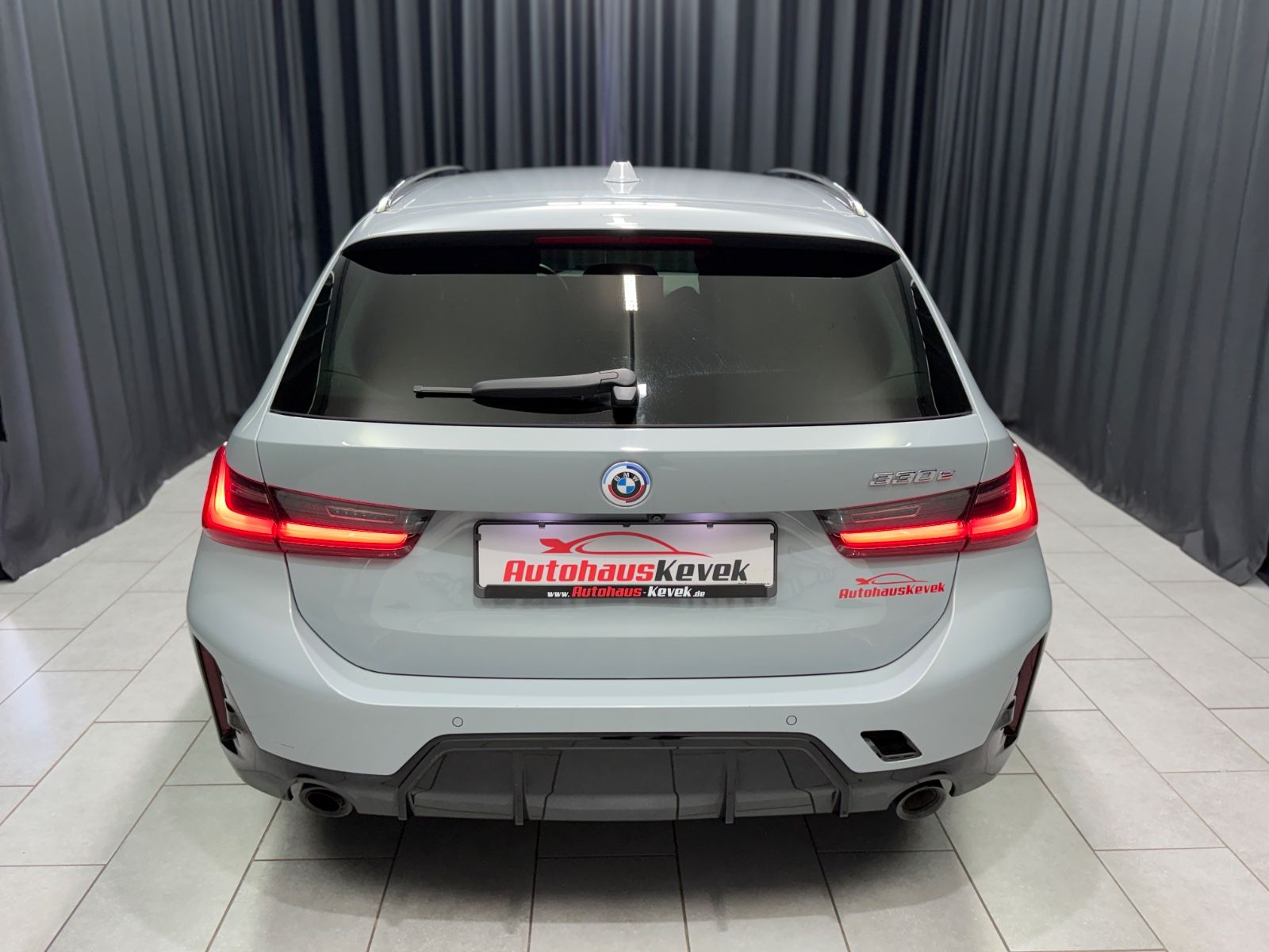 Fahrzeugabbildung BMW 330e Touring M Sport|HEAD-UP|NAVI|HIFI|WIDESCREE