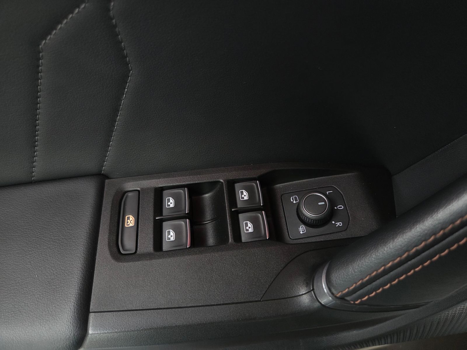 Fahrzeugabbildung CUPRA Leon Sportstourer VZ 1.4 e-Hybrid SHZ LED NAVI