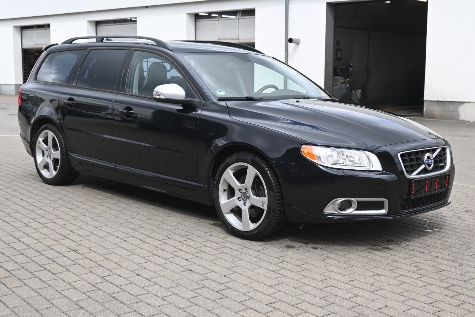 Fahrzeugabbildung Volvo V70 2.4 Autom. Edition R-Design*Xenon*