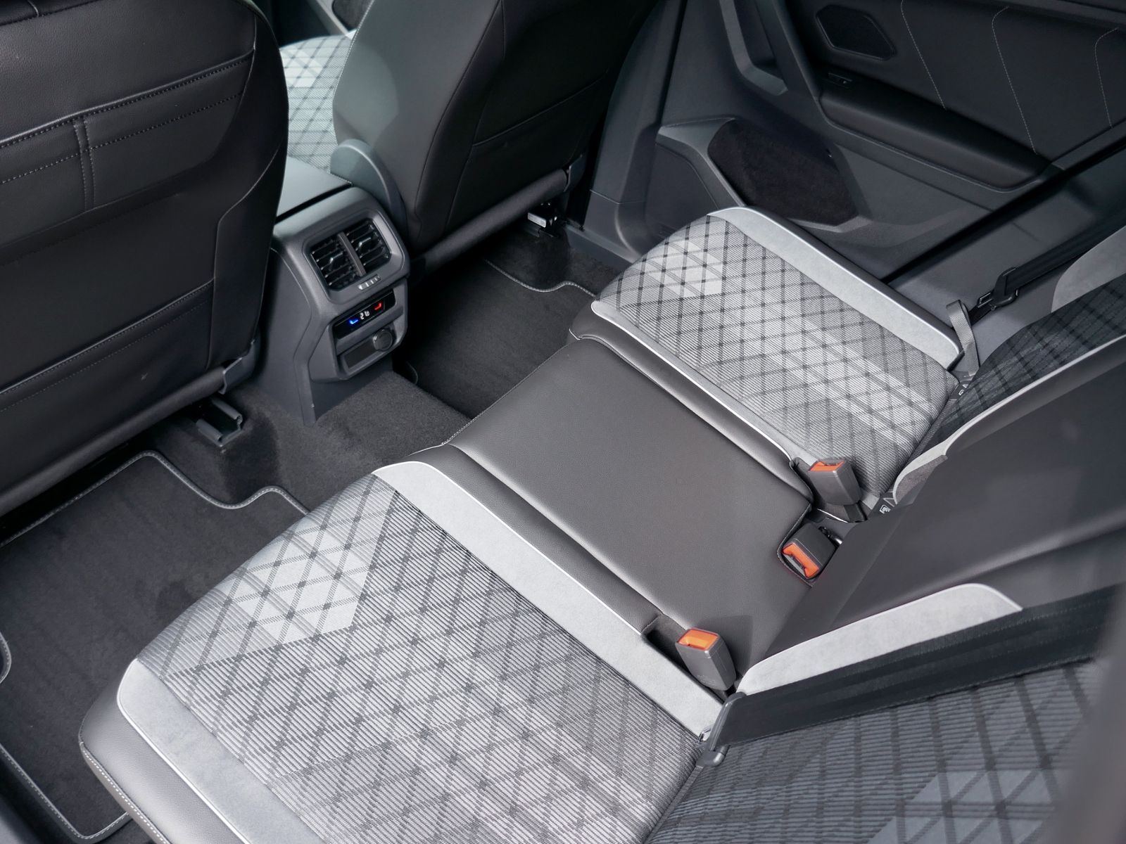 Fahrzeugabbildung Volkswagen Tiguan R-Line 1.5 TSI DSG | LED RFK ACC Navi
