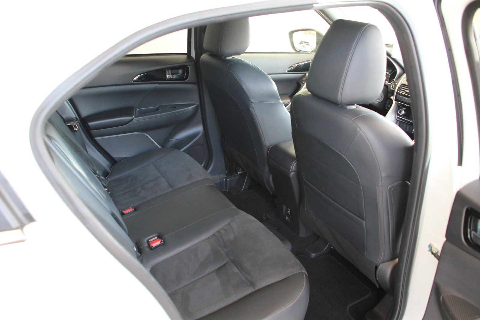 Fahrzeugabbildung Mitsubishi Eclipse Cross Plus Hybrid 4WD