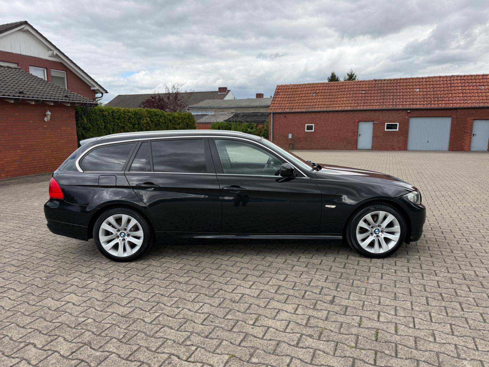 BMW 318 2011 — rear view