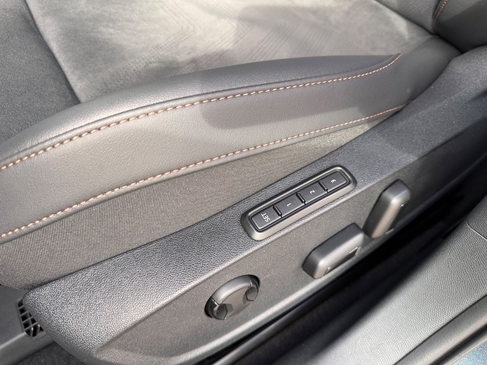 Fahrzeugabbildung CUPRA Leon VZ 2.0 TSI Pano/ACC/APP/LED/RFK/PDC/SHZG