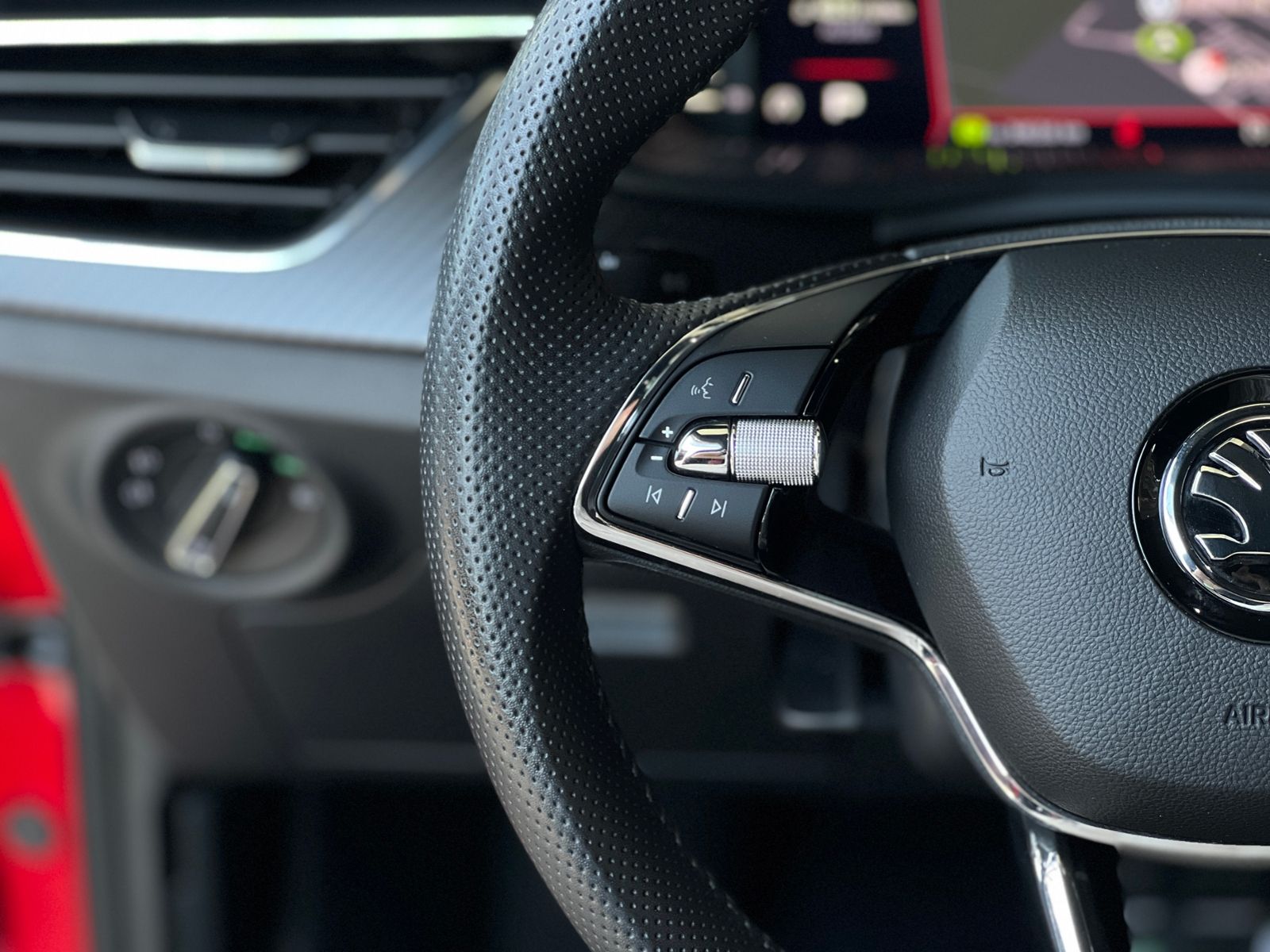 Fahrzeugabbildung SKODA KAMIQ Monte Carlo PANO LED NAV SHZ ALU