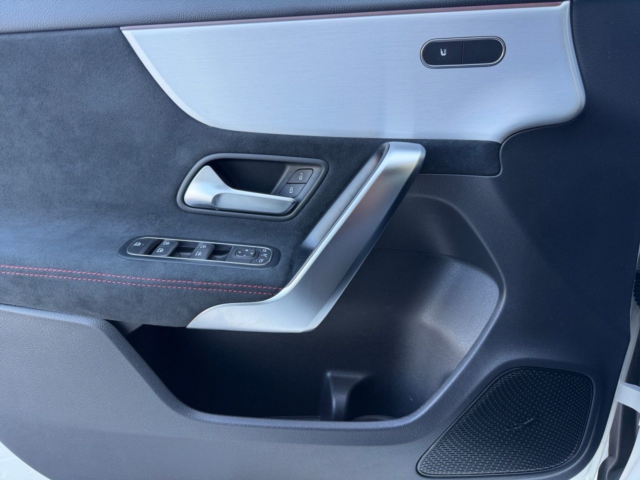 Fahrzeugabbildung Mercedes-Benz A 180 AMG+AHK+PANO+DISTR+NIGHT+AMBIENTE+CARPL++