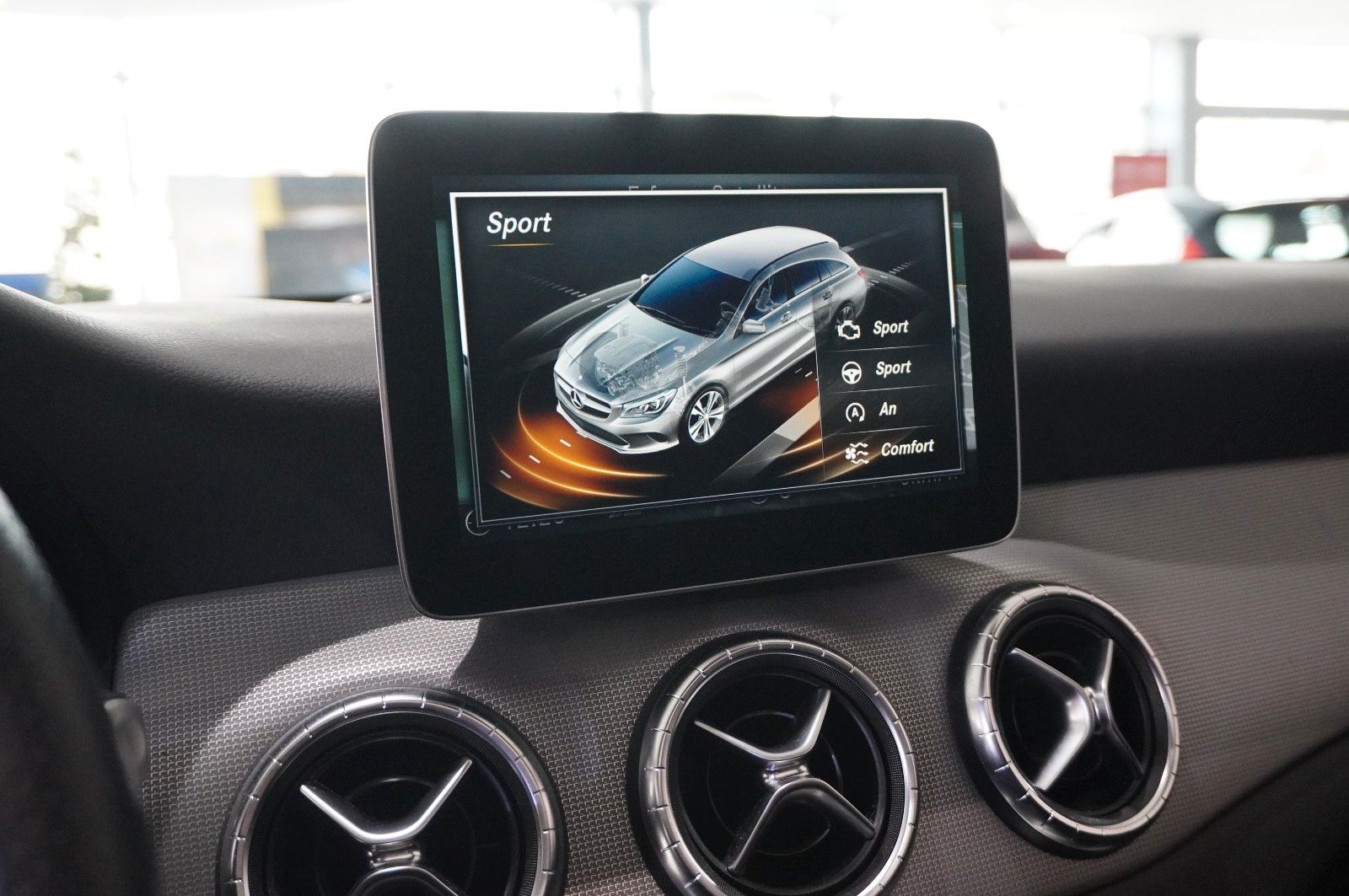 Fahrzeugabbildung Mercedes-Benz CLA 200 SB URBAN 7G-DCT NAVI/LED/PANO./SHZ/SPORT
