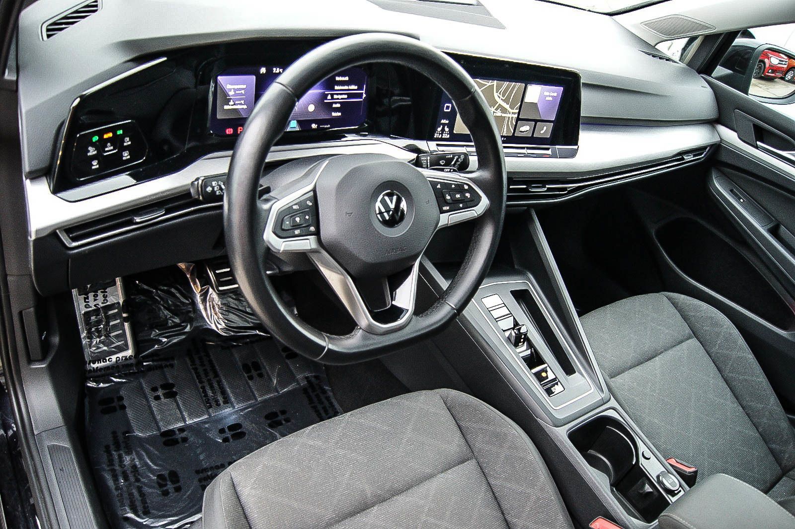 Fahrzeugabbildung Volkswagen Golf VIII Var 20TDI DSG LIFE STDHG ANHZV PANO IQ