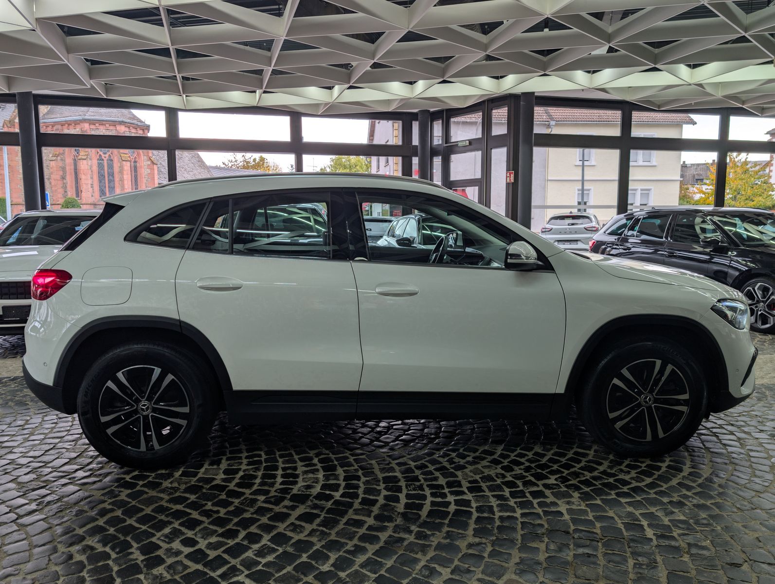 Fahrzeugabbildung Mercedes-Benz GLA 250 e LED LEDER AHK SHZ MFL VIRT KAM WinterP