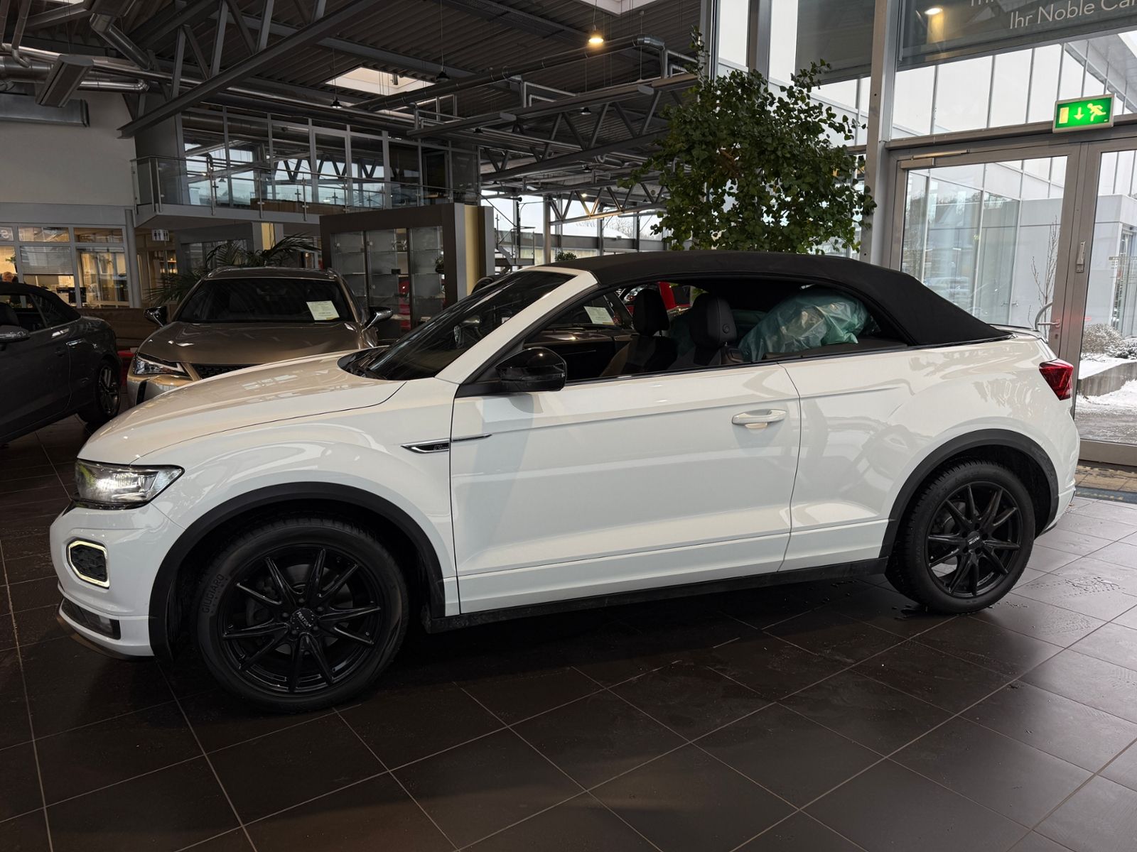 Fahrzeugabbildung Volkswagen T-Roc Cabrio R-Line Black AHK BEATS 8-FACH BEREI