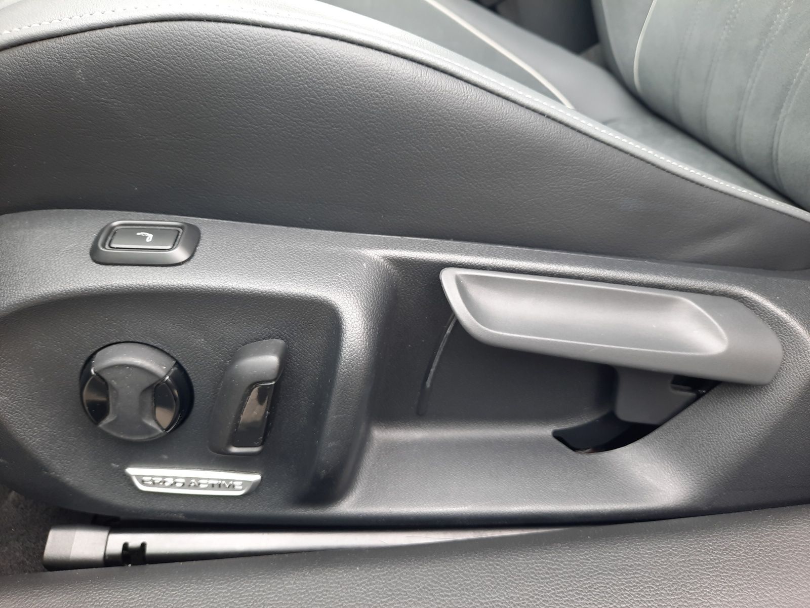 Fahrzeugabbildung Volkswagen Passat Variant eTSI Business DSG LED AHK Navi AI