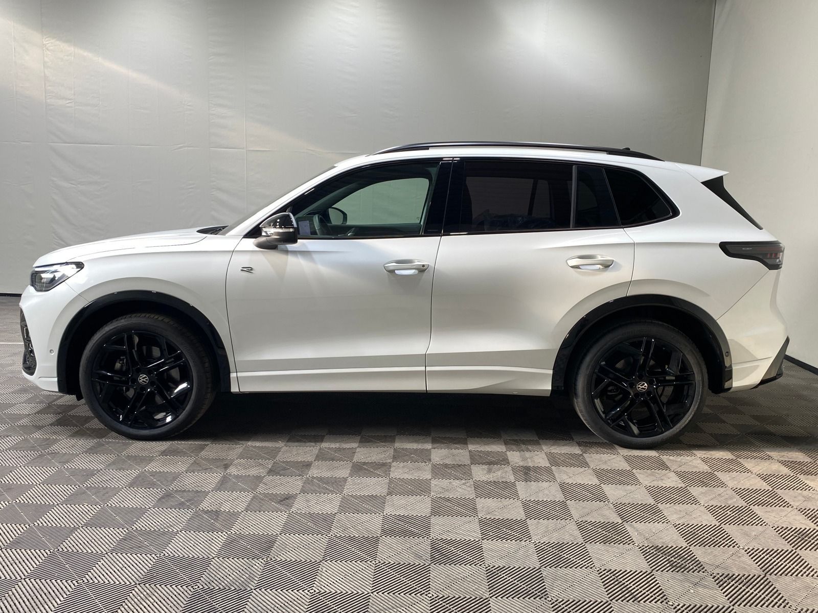 Volkswagen Tiguan R-Line 2.0 TDI DSG 4M Black Style PANO foto 3