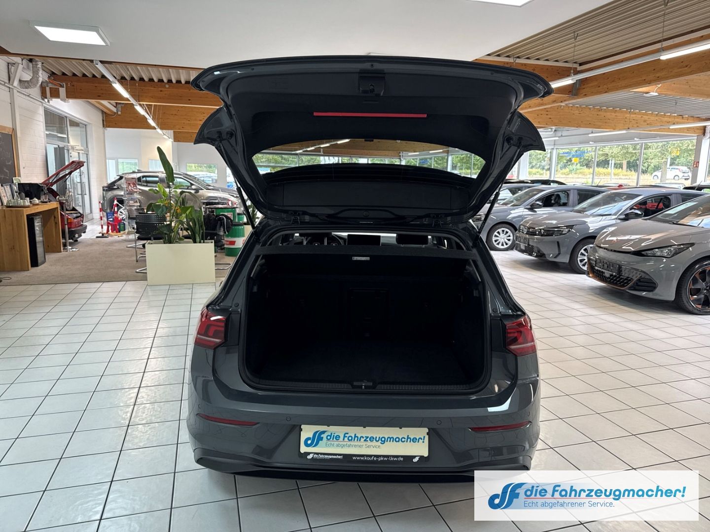 Fahrzeugabbildung Volkswagen Golf VIII 2.0 TDI 110 kW Life Digitales Cockpit