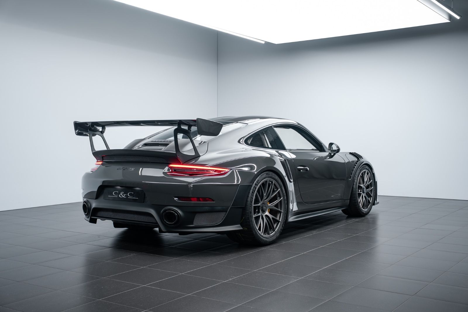 Fahrzeugabbildung Porsche 911 GT2 RS WEISSACH/PTS/LIFT/KAMERA/1.HAND/BOSE