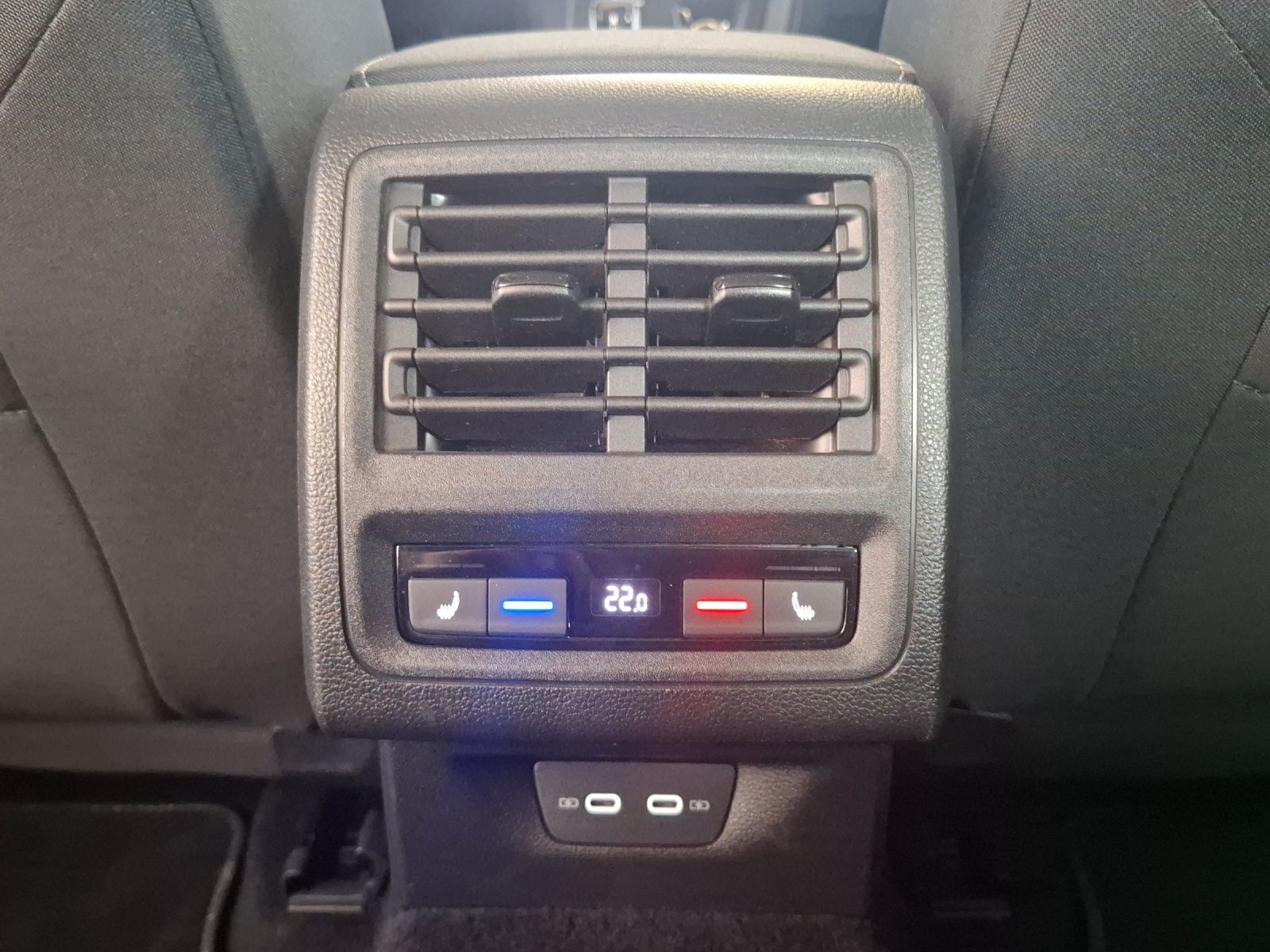 Fahrzeugabbildung Volkswagen Golf VIII Variant eTSI Life DSG LED+ Navi STHZ A
