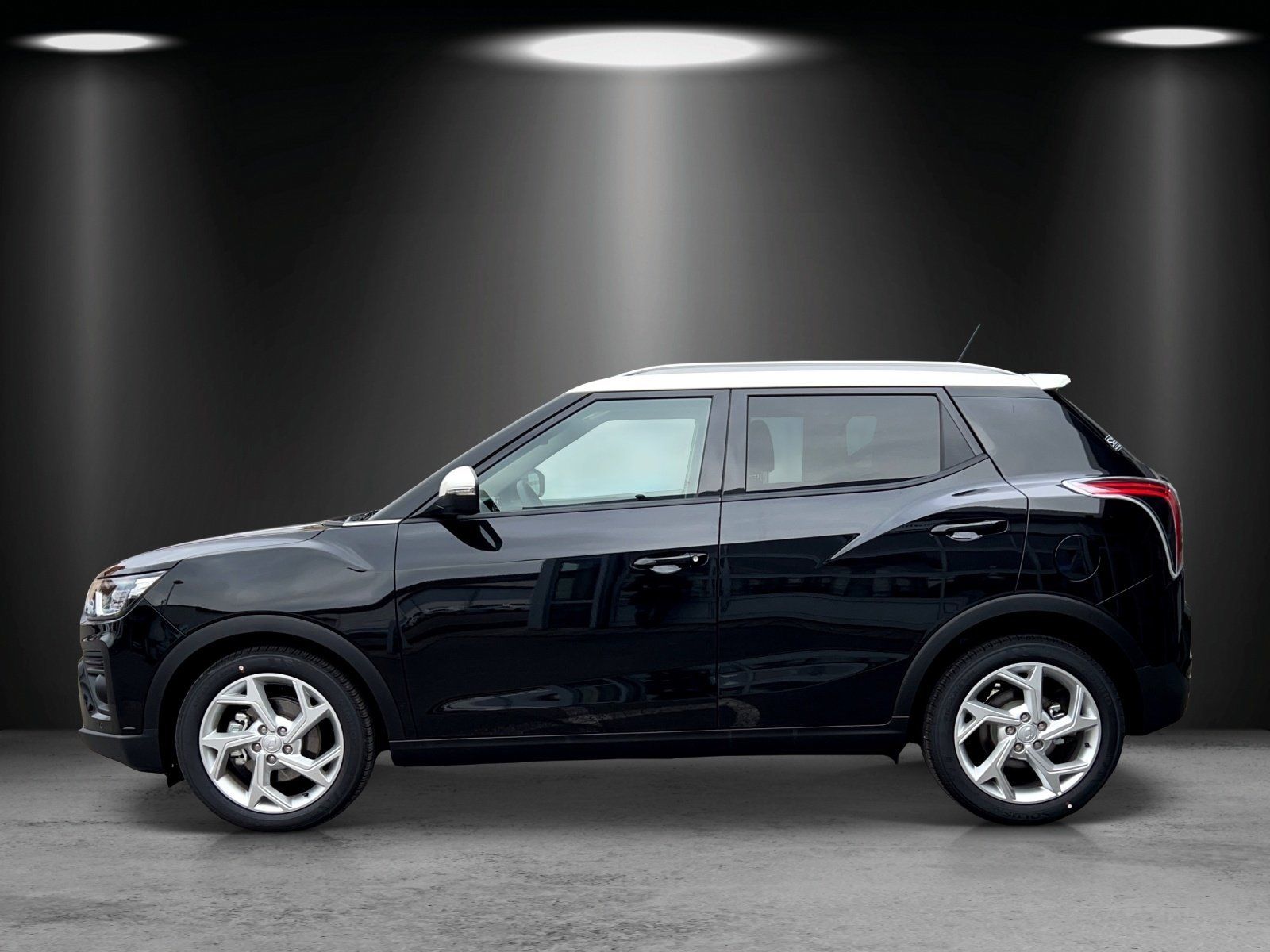 Fahrzeugabbildung Ssangyong Tivoli Fizz 1.5 T-GDI 6AT+SHZ + LMF + PDC +NAVI