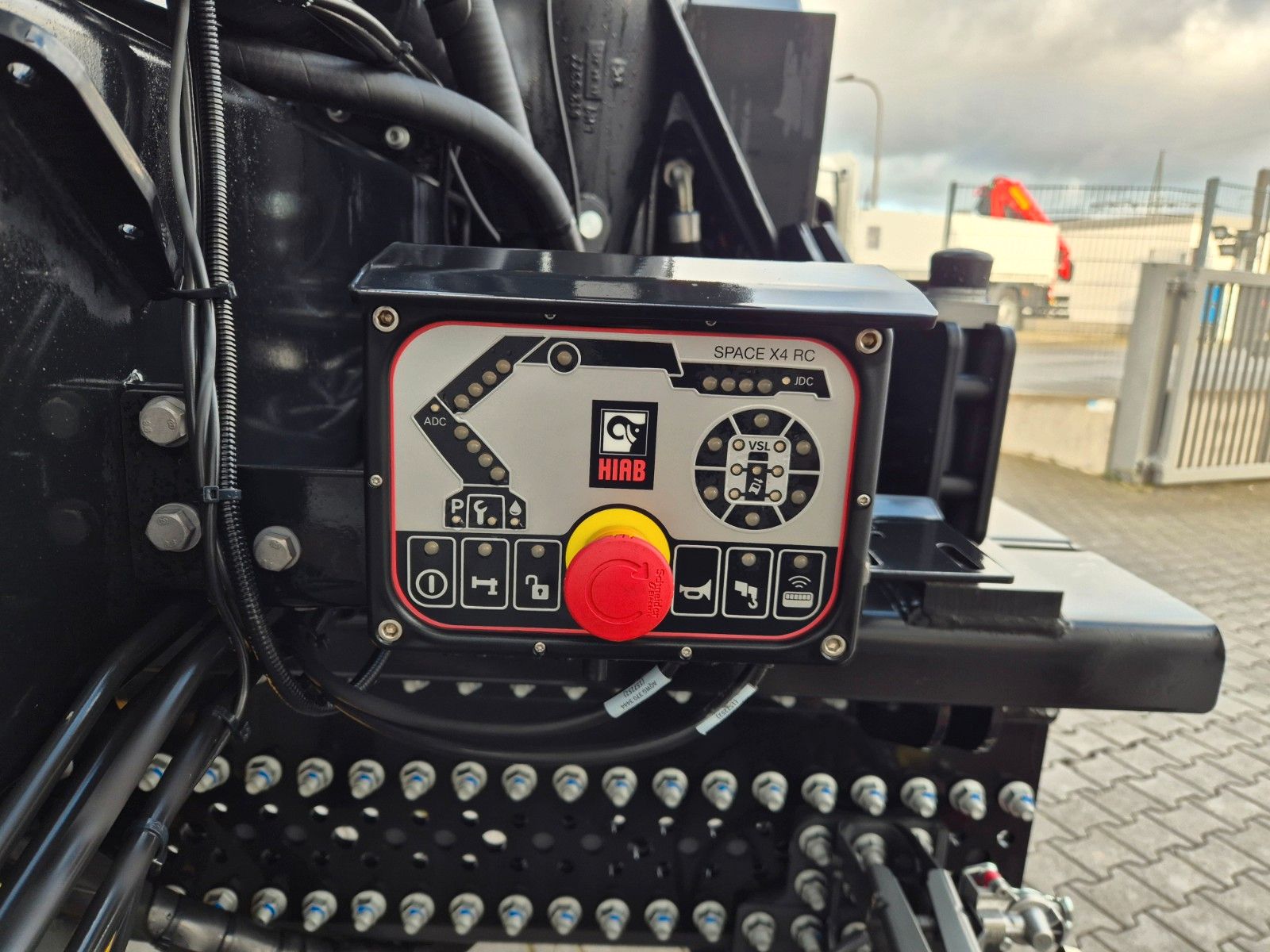 Fahrzeugabbildung Mercedes-Benz Actros 2545 L 6x2 Hiab L-HIPRO 235 DLS-3